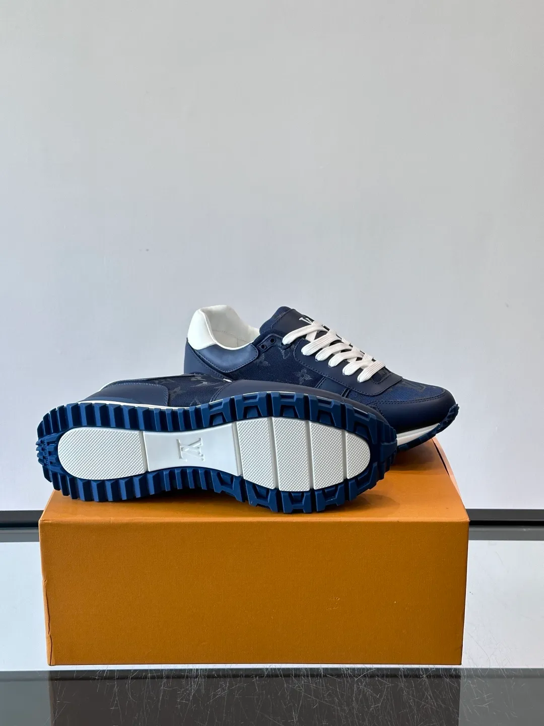 p520《＊OUIS＊UOTTO＊》Run Away men's sports shoes, first-layer cowhide + Monogram embossing, delicate texture and durable. The soles are made of foam + rubber, are light and elastic, and are comfortable to wear for a long time without tiring your feet. The tongue is long and stiff, so it is recommended to wear thick socks to improve the foot feel. The overall design is simple and versatile, and can be easily worn with jeans, casual pants, and suits. It is OK for commuting, shopping, and light exercise! The LV logo on the side of the shoe is very recognizable, and it is full of low-key luxury. It is a high-end sports shoe that is both business casual and trendy👟! size: 38-44 (45 46 customized)